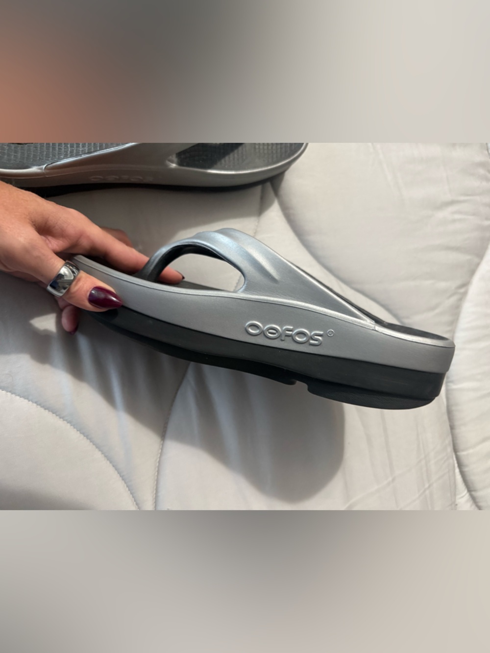 OOFOS Silver and Black Cushioning Recovery Flip Flops - Picture 4 of 4